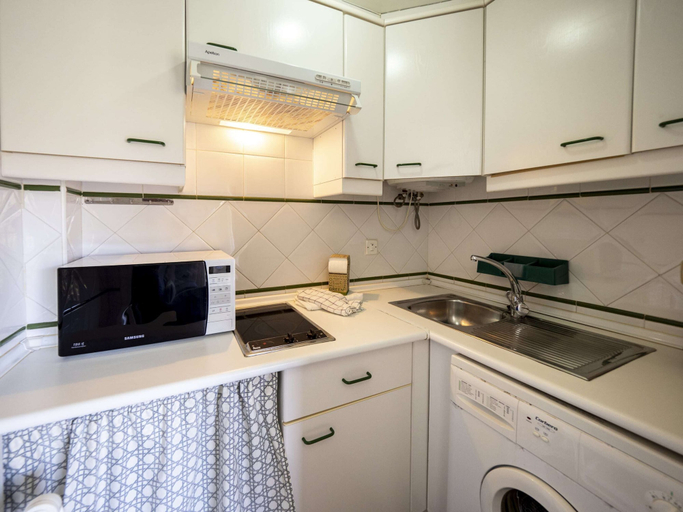 Private kitchen 3, Cozy Getaway With Pool Access, Huelva