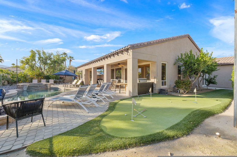 Room 5, Relaxing Vacay Pool Spa Fire Pit Family Games, Riverside