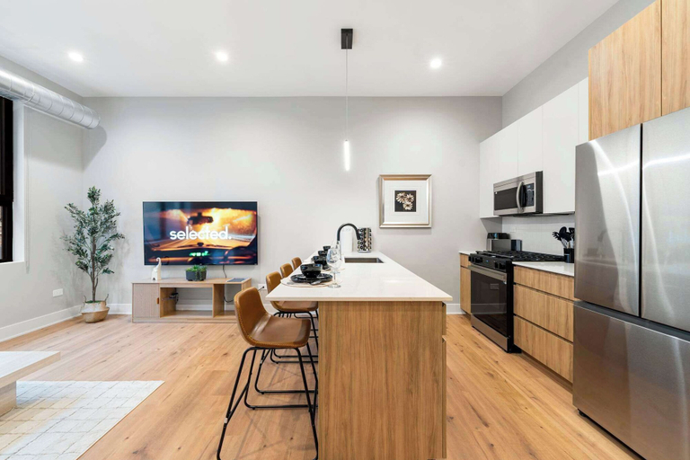 Room 3, Edgewater Modern 2BR Steps to Lake City Views, Cook