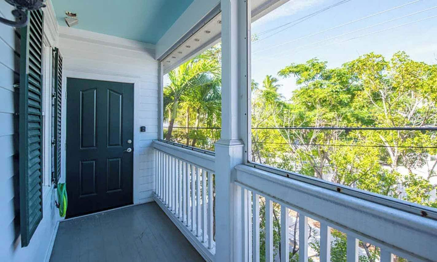 Room 4, Under the Palms - Relaxing Condo Shared Pool Parking, Monroe