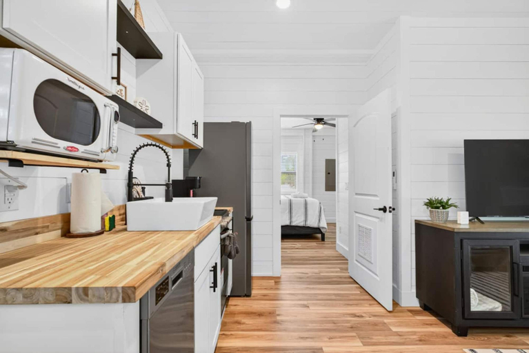 Room 5, New Listing Luxury House 5 Min Walk to Beach, Brunswick