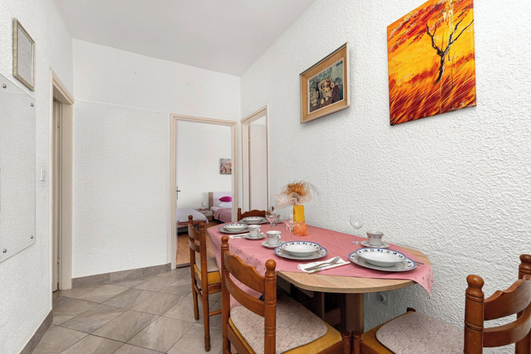Dining 4, 2 Bedroom Apartment in Tribunj, Vodice