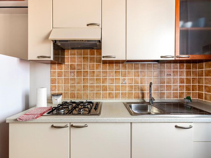 Private kitchen 4, A 150 Meter Long Mare, 2 Fish, Sassari