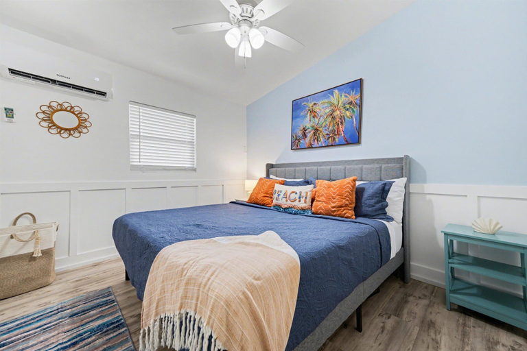 Room 4, Watefront King Boat Dock Pets OK Walk 2 Beach, Pinellas