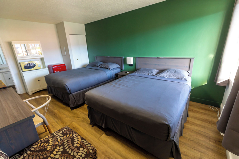 Bedroom 3, Oliver Motel & Inn, Okanagan-Similkameen