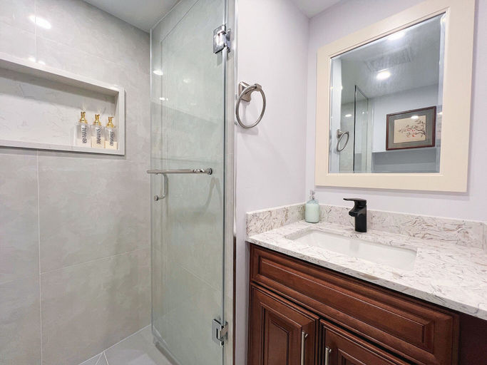 Bathroom 5, Cozy & Modern Ensuite Basement Rooms - Steps to Subway & Downsview Rogers Stadium, Toronto