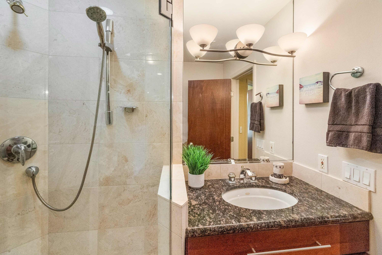 Room 3, Ocean View Kaanapali Condo w 2 Lanais Loft AC Pool Walk to Beach, Maui