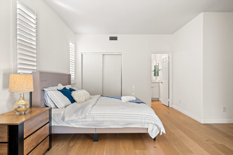 Room 5, Luxury Hilltop Home Spacious Private Backyard, Los Angeles