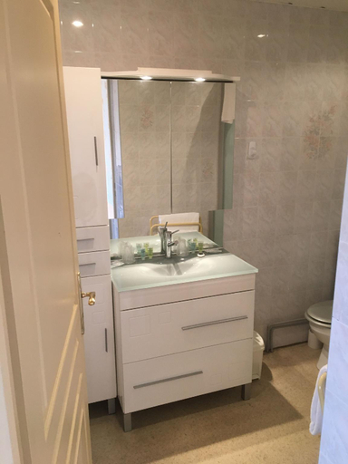 Bathroom 3, Le Melchior, Gironde