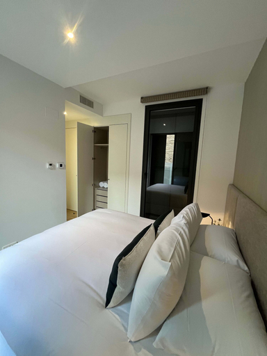 Room 5, w Chic Urban 3BR w Sunny Terrace in Chueca, Madrid