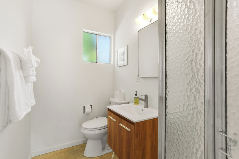 Bathroom 3, Milben, Riverside