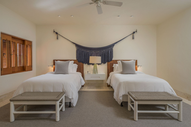 Room 2, Four Seasons 2038 Teulu Golf Beach Club, Compostela