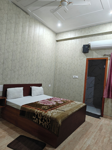 Room 2, RK Dham Family Hotel Free Parking, Mathura