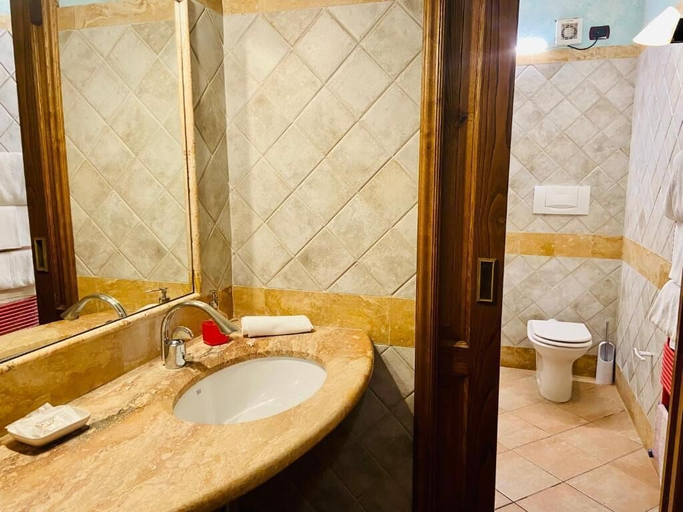 Bathroom 5, Casale Gregoriano, Siena