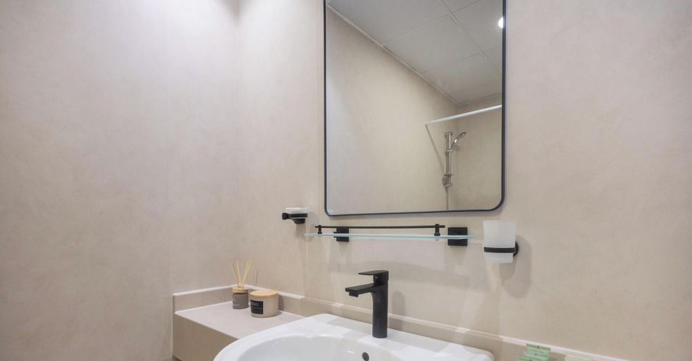 Bathroom, LUX The Modern Marina Suite, Dubai