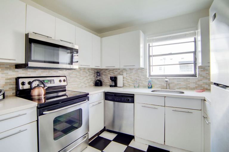 Private kitchen 4, Collins 2 Bedroom with Free Parking by Deco 305, Miami-Dade