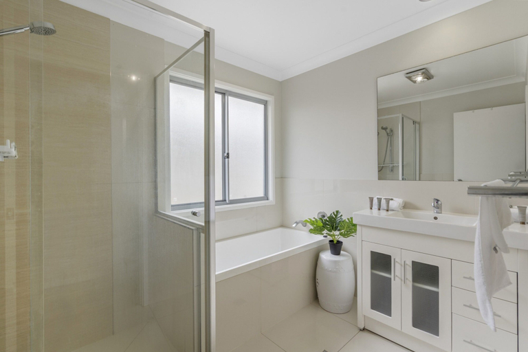 Bathroom 5, Spacious 4-bed House With Secure Parking, Northgate