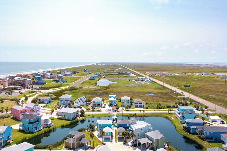 Interior 4, Elegant 4BR Coastal Escape With Stunning Views, Nueces