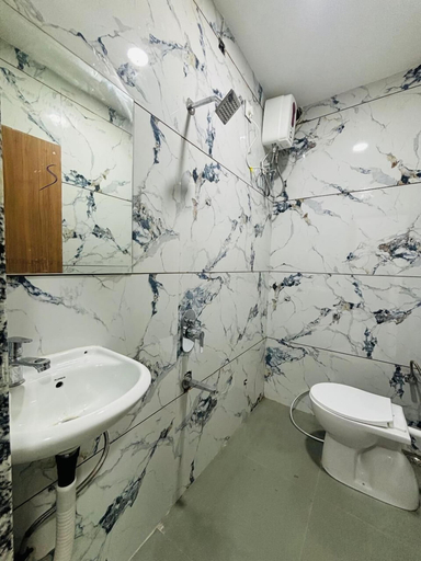 Bathroom, Hotel G7, Indore