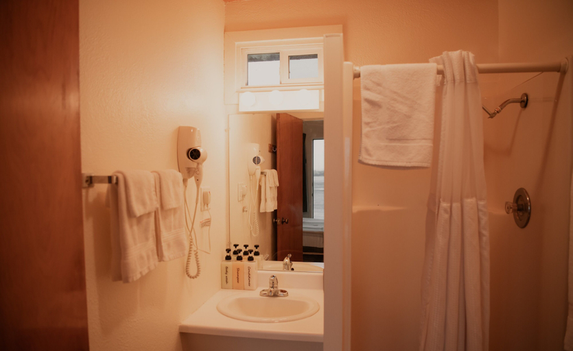 Bathroom 3, Ala Cozy Motel, Grant