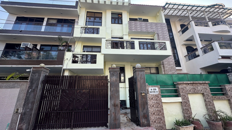 Exterior & Views