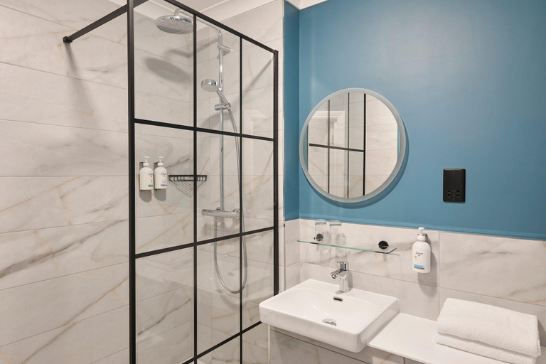Bathroom, Garner Hotel READING CITY CENTRE by IHG, Reading