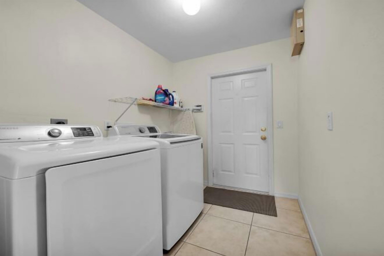 Laundry room, Casa de La Vista – Pool & Spa with lakefront view, Lee