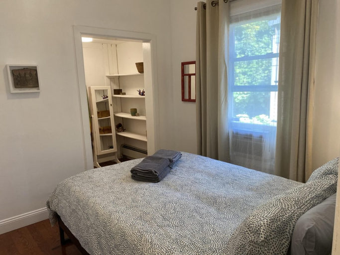 Room 2, Spacious 2 BR Near Subway, New York