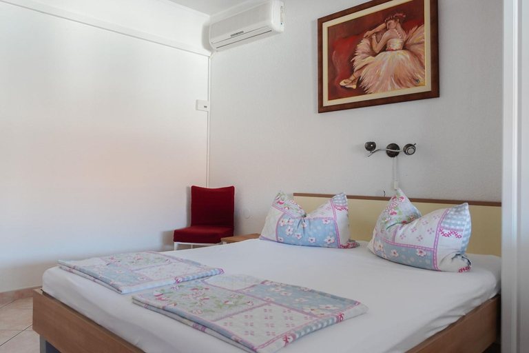 Bedroom 3, House Mare, Okrug