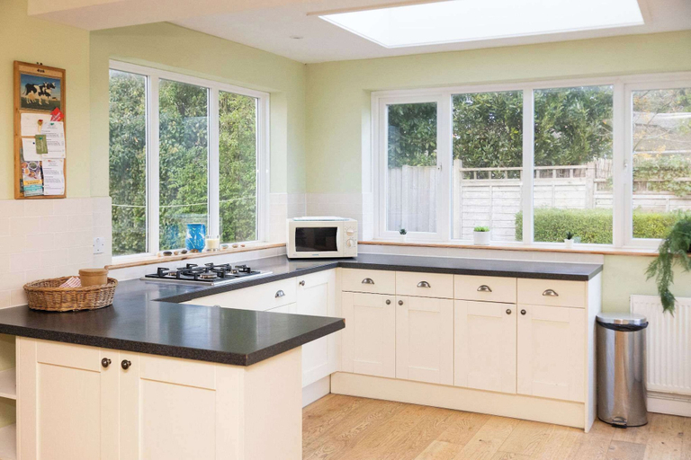 Room 5, Spacious Coastal Family Home Sleeps 8, West Sussex