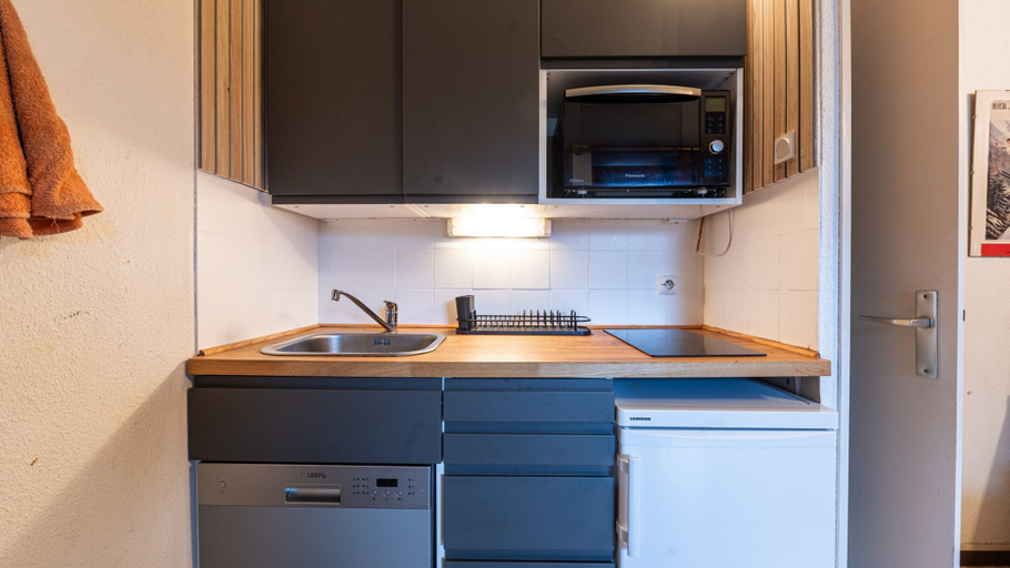 Private kitchen 3, Studio in Morillon With Stunning Mountain Views, Haute-Savoie