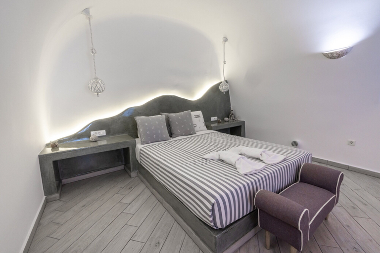 Room 4, Fira-cave-sleeps 10-parking-pool-breakfast, South Aegean