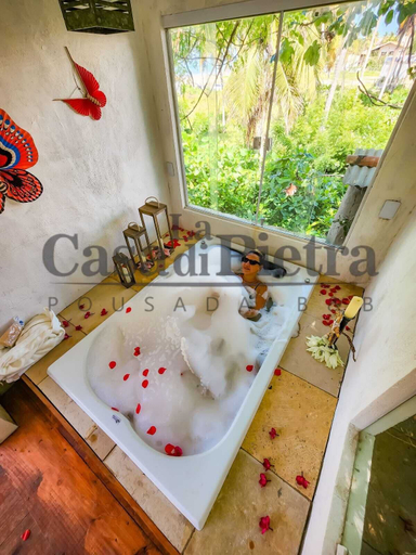 Bathroom 3, La casa di pietra, Trairi