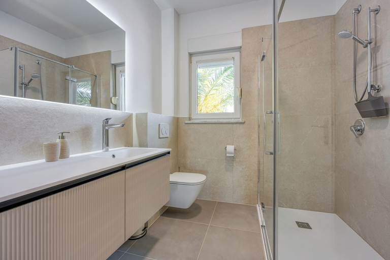 Bathroom 5, Elegant Panoramic Seaview Apartments, Medulin