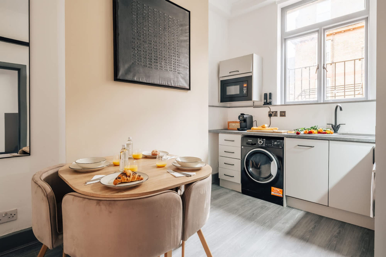 Others 2, Chic 2-bed City Apartment -old Street, London