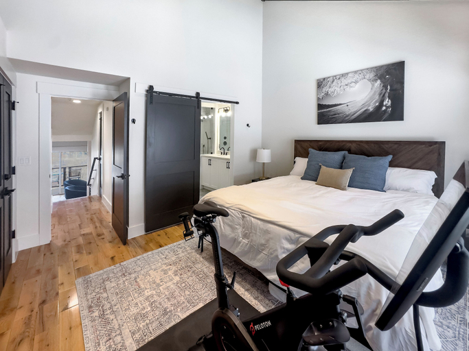 Interior 4, Woodside Elegance Ski-in Ski-out Escape, Summit