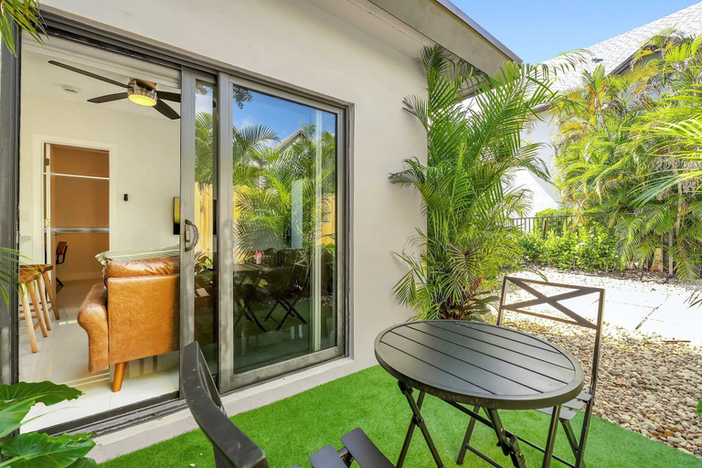 Room 3, Chic Modern Studio With Queen Bed, Broward
