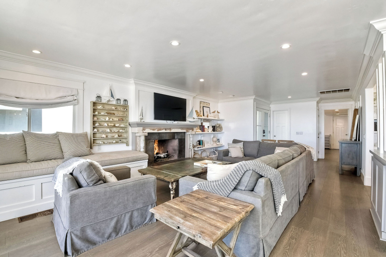 Interior 2, 3636 Carlsbad Blvd - Lower, San Diego