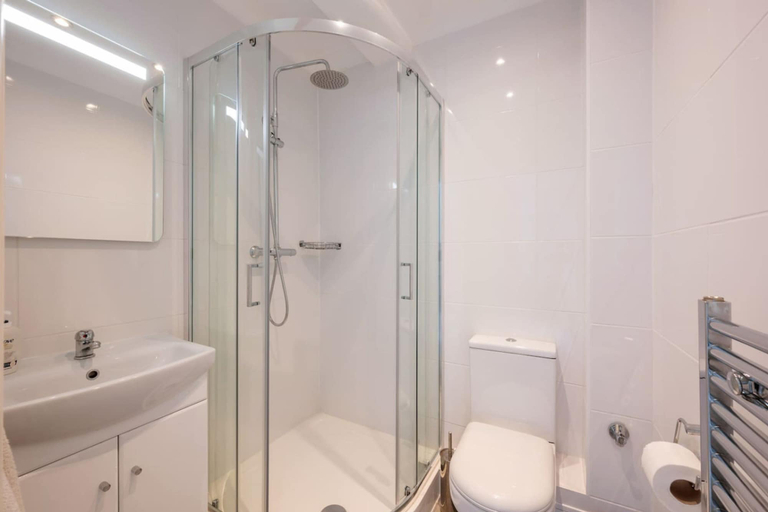 Room 5, 4-bed Knightsbridge Home Gym Cinema Jacuzzi, London