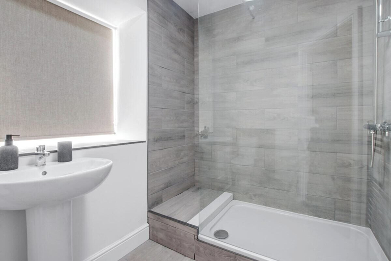 Bathroom 3, Compact 1-bed Flat for Friends & Colleagues, Cardiff