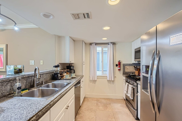 Private kitchen 2, Chic Beachside BBQ Fast Wifi - C2, Orange