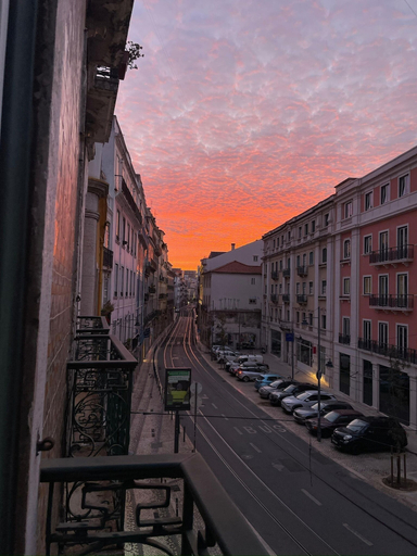 Others 4, Asul B&B, Lisbon