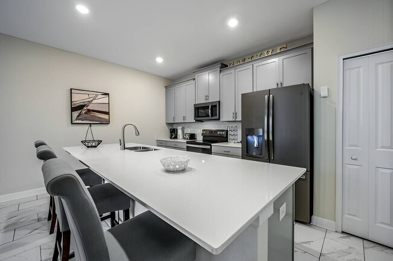 Private kitchen 3, Luxury 4BR Villa w Pool Near Disney Parks, Osceola