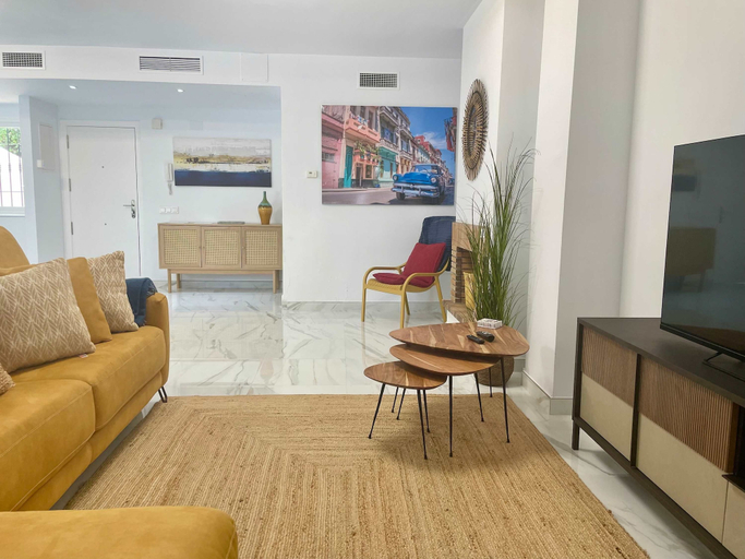 Room 3, Modern 3 Bedroom Pool Access Apartment F-7, Málaga