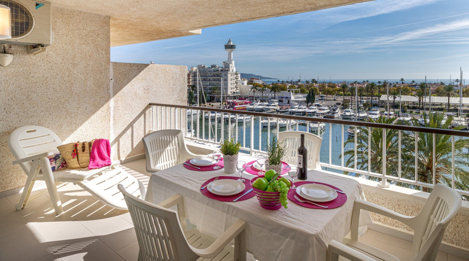 Outdoor dining 4, Beachfront Apartment in Empuriabrava with Sea Views, Girona