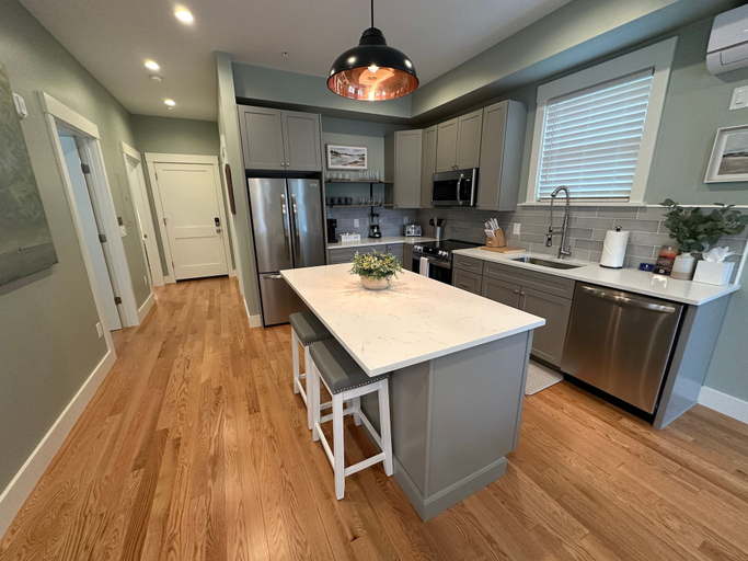 Room 5, Brand New Construction! 3 Unit/5 Bed Property, Newport