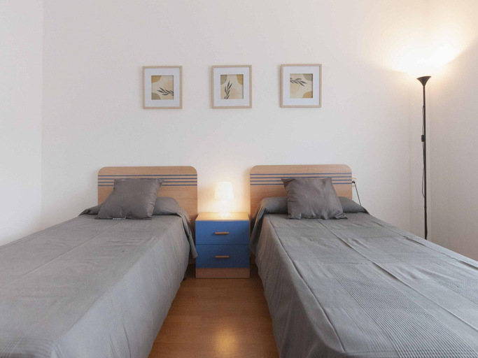 Room 5, Apartment in Roses With Sea Views & Pool, Girona