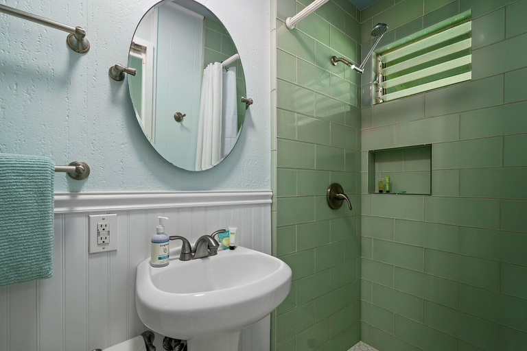 Bathroom, Kapaa Sands, Kauai