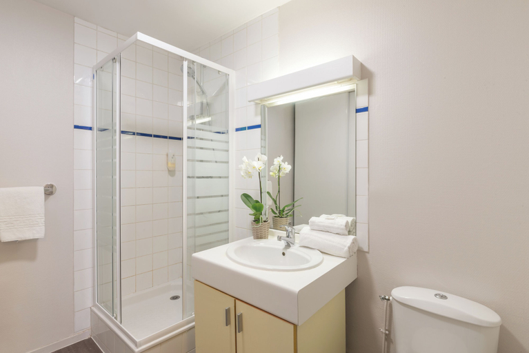 Bathroom 4, Appart'City Classic Nantes Quais de Loire, Loire-Atlantique