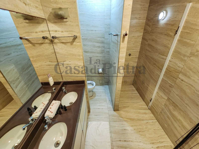 Bathroom 3, La casa di pietra, Trairi